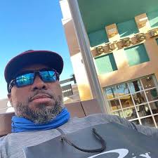 Who should the Cubs sign in 2025?