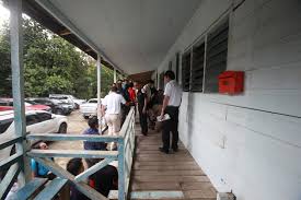 Latar belakang ditutup dengan kalimat kunci yang menekankan pentingnya masalah tersebut untuk segera diteliti dan dampaknya jika penelitian itu. Rumah Panjang Suku Dayak Di Serawak Malaysia Beyond Vacation