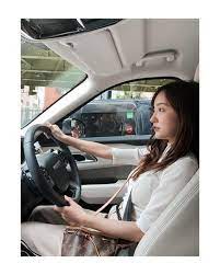 歌手の板野友美 元akb48 が6月23日に自身のinstagramを更新 車を運転する自身の姿を公開し反響を呼んでいる 2021 板野友美 板野 レデイース ファッション