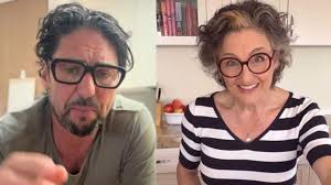 Celebrity chef Colin Fassnidge claps back at a troll who took a swipe at  Julie Goodwin with this ONE word. See what he said here:  https://new-idea.visitlink.me/YdZ7tC
