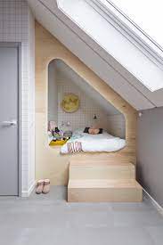 karwei de wanden in lizzy s coole bedstee zijn bekleed met vliesbehang in een zwart wit ruit waartegen de zelfmaak maan bedroom design loft room room design