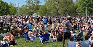 The western boundary of the park is crawford street, several hundred feet before crawford intersects with dundas st. We Screwed Up Toronto Trinity Bellwoods Park Looked More Like A Scene Out Of Coachella 19 Than Life Under Covid 19 The Star
