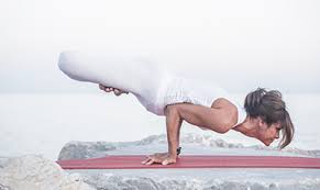 It is associated with a website and regular conferences, and produces materials such as dvds on yoga and related subjects. Asana Des Monats Pfau Mayurasana
