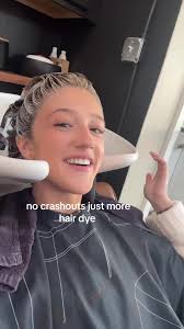 Transformación de Cabello: De Oscuro a Rubio Radiante