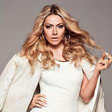 Eğitimini ekonomi ve çağdaş diller eğitimi üzerine 18 yaşında belçika'da katıldığı yarışmayla hayatı değişen hadise; Hadise Kimdir Kac Yasinda Kisa Ozgecmisi
