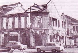 The spread of rumors does not only affect the life victims and the destruction of the property, but also determines the path and direction of the nation's politics. Minum Air Dalam Tempayan Ini 5 Kisah Pengalaman Sebenar Ketika Tragedi 13 Mei Soscili