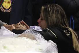 Deolane bezerra, viúva de mc kevin, morto ao cair da varanda de um prédio no rio de janeiro em maio deste ano, tvefamosos.uol.com.br mãe e viúva de mc kevin se reconciliam: Esposa Relata Brigas Com Mc Kevin Pouco Antes Da Queda Otario