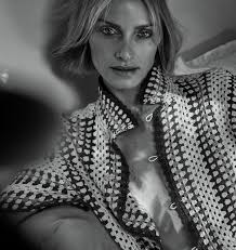 Amber Valletta aparece en la portada de la revista Vogue