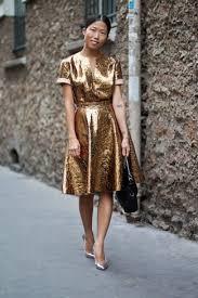 Was auch traumhaft aussieht, ist ein weißes kleid mit rotem lippenstift und goldenem lidschatten. Goldenes Kleid Kombinieren 272 Damen Outfits 2020 Lookastic