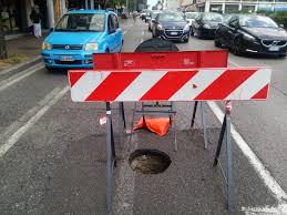 Si apre una buca in piazzale Chiavris, traffico in tilt a Udine