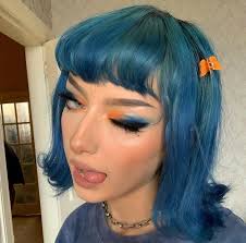 See more ideas about blue hair, hair, dyed hair. Pin By Caesven On Mulheres Short Dyed Hair Pretty Hairstyles Dark Blue Hair