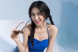 Hòa minzy vội xua tay khi đề cập đến công phượng, cô từ chối trả lời những câu hỏi liên quan đến tình cảm hậu chia tay cầu thủ nổi tiếng. Cong Khai Báº¡n Trai Má»›i Hoa Minzy Ä'a Xoa Hinh XÄƒm Mang Ten Cong PhÆ°á»£ng