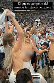 Mundial Qatar 2022: Una argentina festejó el triunfo de la Selección  haciendo topless en la cancha y fue detenida 