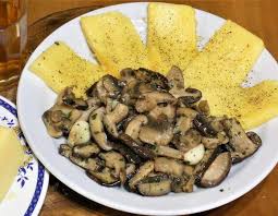 Questa versione è con la polenta taragna, quindi a base di farina di mais e grano saraceno, ma se preferisci puoi utilizzare una normale polenta gialla. Polenta E Funghi Trifolati La Ricetta Semplice E Veloce