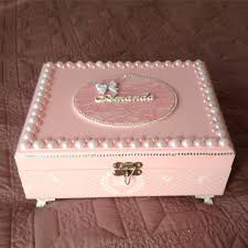 Caixa De Mdf Decorada Com Perola E Espelho Mais Uma Caixa Porta Maquiagem Com Espelho Em Mdf Toda Rosa Com Branco Detalhes Perolas E Strass Lin Caixa Mdf Caixas Decoradas Caixa Decorada Com Tecido