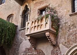Le balcon (the balcony) please understand that i am not fluent in french, so these subtitles are not perfect. Revivez La Romance De Romeo Et Juliette Pour La Saint Valentin Avec Airbnb
