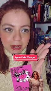 Ya tenía rato sin sentir tanto desprecio por un personaje... Pero con esto  se me fueron las manos 😤 Apple Cider Vinager o Vinagre de Manzana acaba de  ser estrenada en Netflix y si quieren acompañarme ...