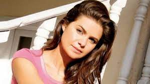 جدل أثارته يسرا اللوزي على السوشيال ميديا خلال الساعات الماضية بعد مشاركتها لصور عبر حسابها على انستغرام ظهرت فيها وهي تقلد طريقة محمد رمضان في تأدية علامة نمبر وان. Ù…Ù† Ù‡ÙŠ ÙˆØ§Ù„Ø¯Ø© ÙŠØ³Ø±Ø§ Ø§Ù„Ù„ÙˆØ²ÙŠ Ø¥Ø³Ø£Ù„Ù†Ø§