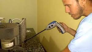 La fuga de gas en los refrigeradores no frost son muy frecuente, en esta oportunidad trataremos esta falla de una manera para la búsqueda de más fugas aplicamos detergente diluido en un poco de agua, usamos un espejo para visualizar por la parte de atrás de la tubería, donde es difícil visualizar. Como Identificar Vazamento De Gas R 22 Detector De Vazamento De Gas Youtube