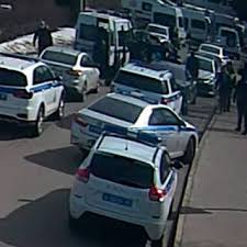 Житель подмосковья оказал сопротивление представителям закона и устроил стрельбу по полицейским из автоматического оружия, а также забросал их гранатами. 4jjpqbl9rpw9km