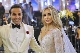 الحب‭ ‬لا‭ ‬يعرف‭ ‬فارق‭ ‬العمر‭ ‬حتى‭ ‬لو‭ ‬تعدى‭ ‬الـ14‭ ‬عاما،‭ ‬وهو‭ ‬الفارق‭ ‬بين‭ ‬الفنان‭ ‬أحمد‭ ‬فهمي‭ ‬والفنانة‭ ‬هنا‭ ‬الزاهد،‭ ‬فأكثر‭ ‬ما‭ ‬يميز‭ ‬قصة‭ ‬حبهما. Ø¥Ø®ÙØ§Ø¡ Ù…ÙˆØ¹Ø¯ Ø§Ù„Ø­ÙÙ„ ÙˆØ­Ø±Ø§Ø³Ø© Ø®Ø§ØµØ© ÙƒÙˆØ§Ù„ÙŠØ³ Ø²ÙØ§Ù Ø£Ø­Ù…Ø¯ ÙÙ‡Ù…ÙŠ ÙˆÙ‡Ù†Ø§ Ø§Ù„Ø²Ø§Ù‡Ø¯ Ø§Ù†Ø¯Ø¨Ù†Ø¯Ù†Øª Ø¹Ø±Ø¨ÙŠØ©