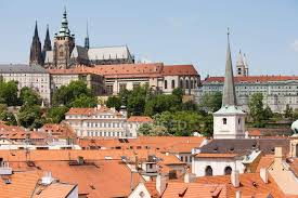 La repubblica ceca è ricchissima di queste fortezze, che caratterizzano il suo affascinante paesaggio fatto di la repubblica ceca, come l'estonia, è uno dei paesi meno religiosi d'europa: Veduta Aerea Del Paesaggio Urbano Di Praga Durante Il Giorno Repubblica Ceca Castello Di Praga Punto Di Riferimento Stock Photo 172727790