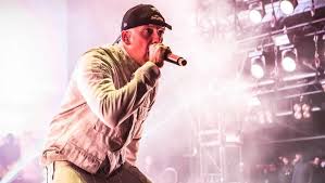 Family bizz was a debut joint album with both assaut mystik and balkan express. Raf Camora Teilt Seiten Aus Seinem Neuen Buch Musikexpress