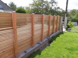 Semitransparenter Sichtschutzzaun Aus Larchenholz Hausgarten Net Naturzaun Gartenzaun Selber Bauen Sichtschutzzaun