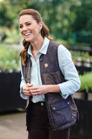 Bei ihrer dienstreise nach zypern, die herzogin kate am mittwoch gemeinsam mit prinz william zwar hat sich die herzogin von cambridge schon öfter in schwarzen jeans oder eng anliegenden. Kate Middleton Tragt Bootcut Jeans Comeback Der Schlaghose Im Sommer 2020 Vogue Germany