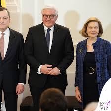 Mario draghi moglie, figli età, curriculum e biografia curriculum carriera politica nella bce che lascerà ad ottobre alla goldman sachs, vita privata. La Sobrieta Elegante Di Serena Cappello Moglie Di Mario Draghi