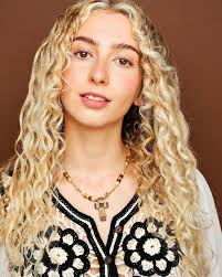 choose your player 🌈 🐉 😁 ☮️ headshots by @huebnerheadshots styling by  @imagebybuckley ps both Leah and Buckley are amazing and i can't recommend  them enough. 🫶