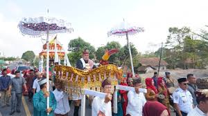 Rumah adat lampung ternyata mempunyai sebuah nama lain yang unik yakni nuwow sesat seperti yang telah dijelaskan diatas. Di Balut Nuansa Adat Lampung Plt Bupati Lampung Selaran Nanang Lantik Empat Kades Sidomulyo