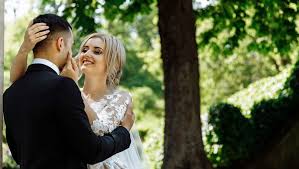 Can i shoot weddings with a crop sensor camera? 9 Best Dslrs For Wedding Photography