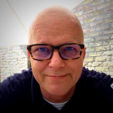 Gast, wat zing jij nou?" Mijn oudste dochter (13) roept vanaf de achterbank  naar mijn jongste (11) die voorin zit en enthousiast hard met een nummer  meezingt. We zitten met z'n drieën