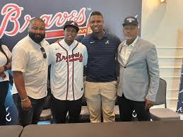 Dominican OF Starling De La Cruz officially signed with the Atlanta Braves  for $1.2 million. He is 17 Left-handed hitter who shows power all over the  field. Via Francys Romero