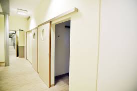 Schwebende Schiebetur Mit Bullauge Innenturen Schiebetur Innenarchitektur