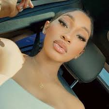 Lola Lyons (@lyons_lola)