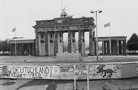 Der mauerbau begann am 13. Quermania Seit 11 605 Tagen Steht Die Berliner Mauer Nicht Mehr Besonderes Mauerjubilaum 2018