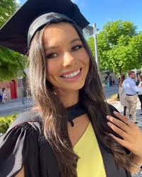 one very happy little graduate 💛🎓🫶🏽