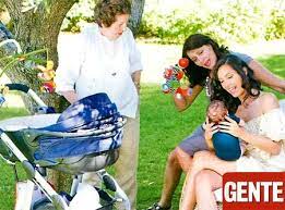 Guido maria brera, guido alberto e cora sono rispettivamente il marito e i due figli di caterina balivo, che nel pomeriggio di oggi, domenica 31 gennaio 2021, sarà ospite a domenica in, nel. Caterina Balivo Con Il Figlio Guido Alberto Insieme Alle Nonne Maria Rosaria E Mirella Foto E Gossip