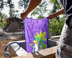Setelah proses pewarnaan selesai, selanjutnya kamu bisa menghilangkan lilin yang menempel pada kain. 10 Tahap Pembuatan Kain Batik Dengan Teknik Coletan Yang Praktis Dan Mudah Diikuti