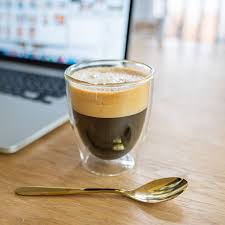 Gerade Bin Ich Ganz Erleichtert Denn Dieses Ganze Glas Voller Kaffee Habe Ich Eben Uber Meinen Laptop Gekippt Noch Geht Er Aber Glassware Instagram Tableware