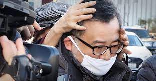 고위공직자범죄수사처(공수처)가 '김학의 전 법무부 장관 불법 출국금지 의혹 사건'으로 양쪽에서 '샅바'를 잡혔다. ê¹€í•™ì˜ ë¶ˆë²•ì¶œê¸ˆ ë¯¸ìŠ¤í„°ë¦¬ ëˆ„ê°€ ì´ê·œì›ì— ì¶œêµ­ ì •ë³´ í˜ë ¸ë‚˜ ì¤'ì•™ì¼ë³´