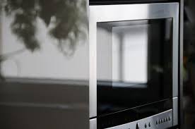Según los expertos, un horno eléctrico permite cocinar los alimentos de una manera rápida y prácticamente sin ensuciar. Las Utilidades Del Microonda Y Del Horno Electrico Para La Cocina