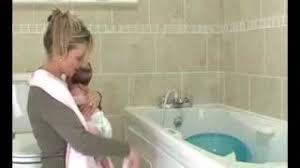 Clevarinse ™ baby bath shampoo rinse cup. Clevamama Splash And Wrap Bath Towel Video Pramworld Mp4 Youtube