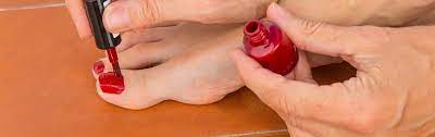 Wenn eine fliese beschädigt ist, muss man in den um ein gutes ergebnis zu erzielen, reinigen sie erst die fliese mit seife und wasser und tragen sie erst danach eine schicht nagellack auf. Nagellack Flecken Von Fliesen Entfernen Das Fliesenreinigungsportal
