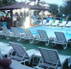 Het beschikt over een buitenzwembad, een bar en een restaurant dat roemeense en internationale gerechten serveert. Hotel Apollo Ovicris Eforie Nord