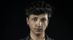 Ho sempre rinchiuso vita e sogno nel palmo della mano. L Ultimo Nostalgico La Vita Era Piu Bella Prima Della Fama Rep