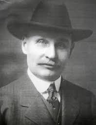 Did you know that the iconic Coca-Cola glass bottle was designed by Swedish  glass engineer Alexander Samuelson? 🥤🇸🇪 Samuelson moved to Illinois, USA  in the late 1800s. In 1915, when he was