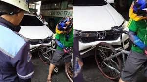 Bagaimanakah anda mendapatkan tayar basikal dari rim? Gambar Tayar Basikal Melekat Pada Bonet Hadapan Kereta Honda Undang Gurauan Nakal Suara Merdeka